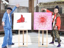 万博の「杉の座卓」が会津の赤べこアートに! 武将様＆毛塚先生がライブペインティングで「平和のハトに見えるね」