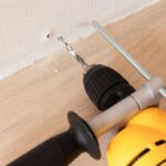 外壁に穴をあける手順や塞ぐ方法、費用相場、注意点を紹介！