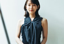 吉岡里帆が選ぶ「港区デートでハズさない」ブラックドレス。華やかさと個性が共存する胸元ドレープに注目