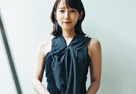 吉岡里帆が選ぶ「港区デートでハズさない」ブラックドレス。華やかさと個性が共存する胸元ドレープに注目