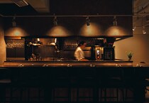 【東京・新レストラン6選】気取らないデートに“カウンター＆立ち飲み”が楽しい、味も居心地も一流の店