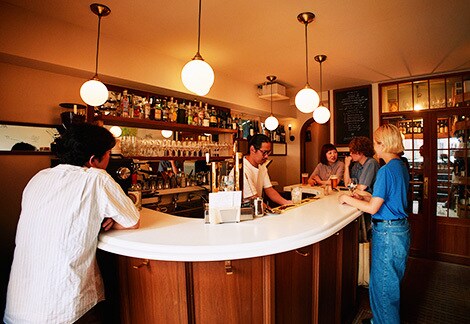 渋谷で働く大人が通う「神泉」の魅力。品良く大人な“コの字カウンター”のビストロ、立ち飲みなど5軒