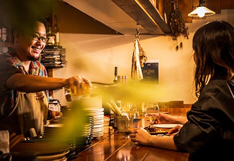 今度の週末デートは、東京駅から30分の「船橋で昼飲み」!個性派店主ぞろいのディープな酒場スポットへ