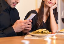 仕事が忙しい彼氏と上手に付き合うには？労いの言葉だけでは不十分、男が求めているのは…