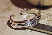 “唯一無二”の日本の美意識が生きる【スカイ ブルー ホーク】のシルバージュエリー