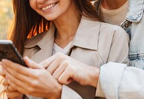 一緒にスマホを見ていたとき、LINEの通知で見えたメッセージ。交際3年で知った、彼女の秘密とは