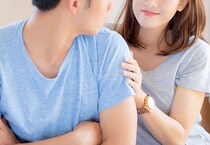 久しぶりに夫の背中に抱きついたら…。38歳妻がショックを受けた、男の反応とは