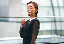 松本まりかが纏う、銀座のフレンチでの冬デートファッション。シアーなドレスに大人の艶やかさが宿る！