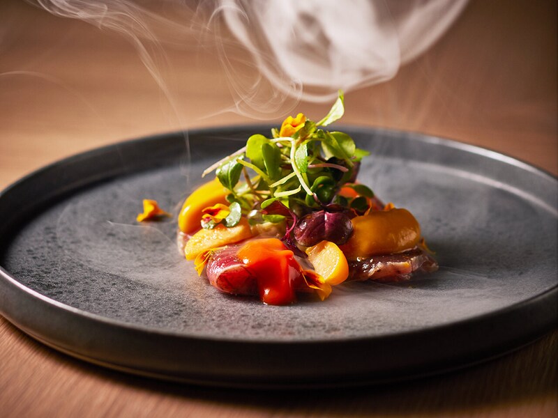 白金高輪『Sillage』の「高知県産戻りガツオ／発酵パプリカ／ぶしゅかん」