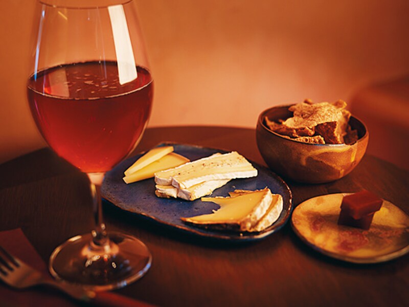 目黒『wine bar juni』の「チーズ盛り合わせ」、オレンジワイン