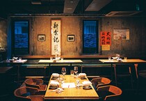 足を踏み入れればそこは香港。皮付きチャーシューや上海蟹、美食家の大人が集う『新楽記』の魅力とは