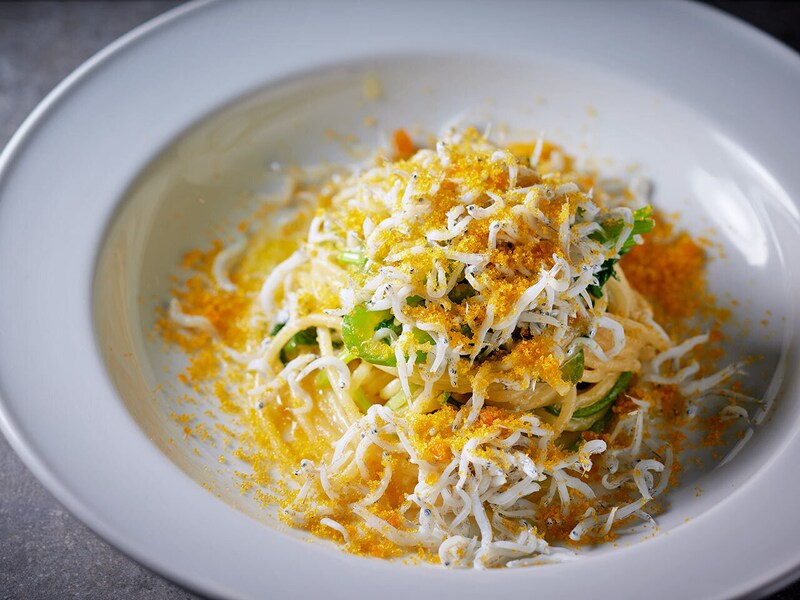 表参道『arca』の「淡路島愛丸水産より釜揚げシラス,パクチー,からすみのアーリオ・オーリオ,スパゲッティ」