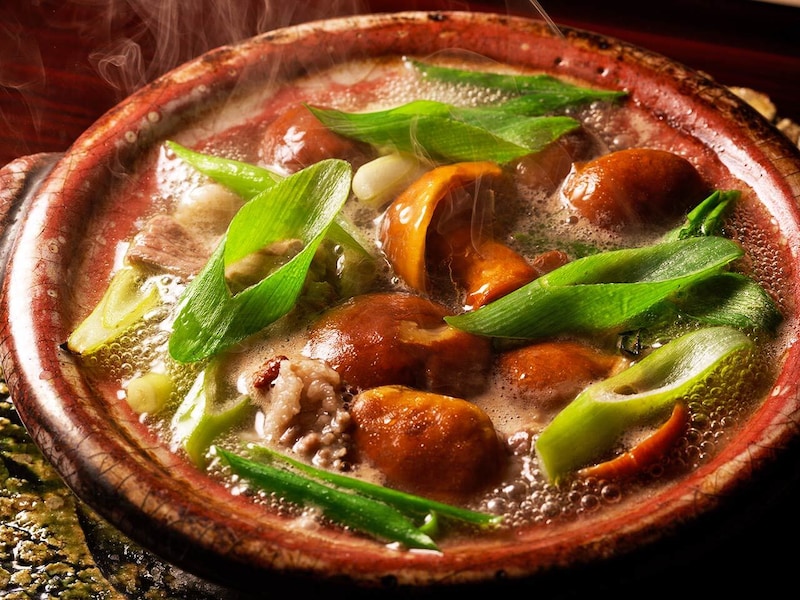 広尾『日本料理 佐々』の「ツキノワグマと天然なめこの小鍋」