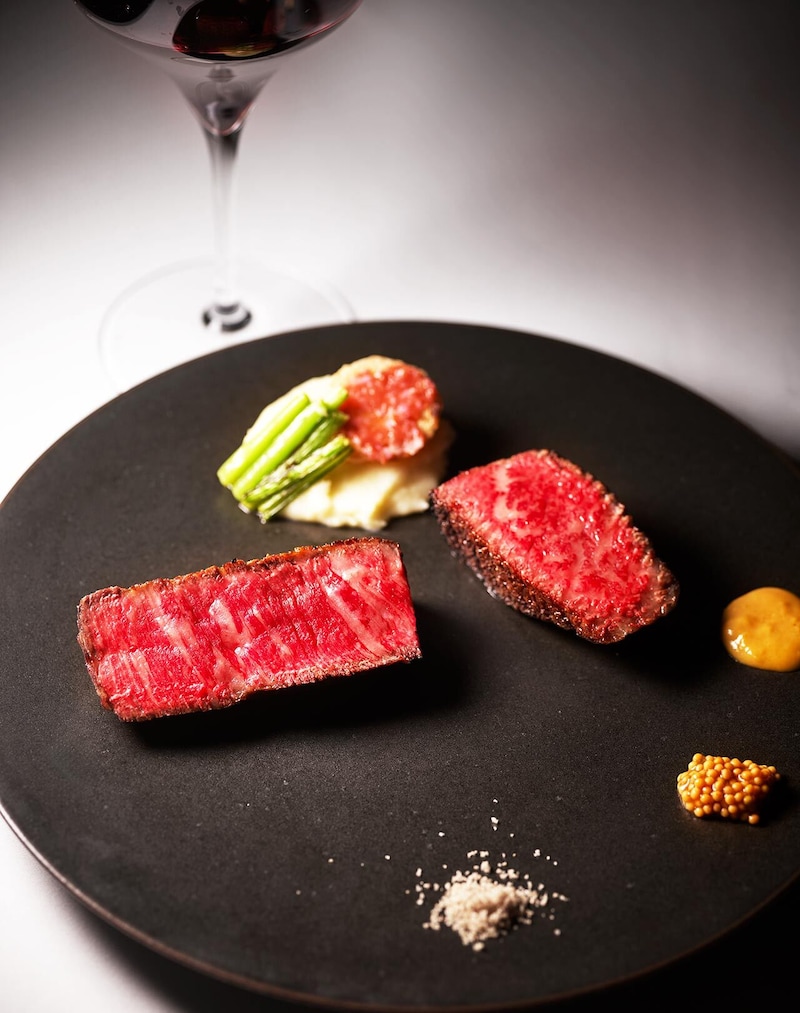 中目黒『Steak Dining Vitis』の「黒毛和牛炉窯焼ステーキの２部位食べ比べ」