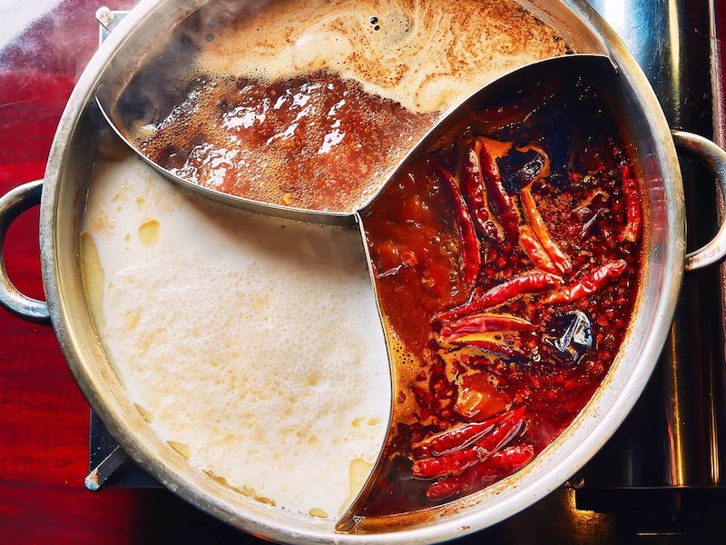 白金高輪『火鍋 三田』の３色火鍋