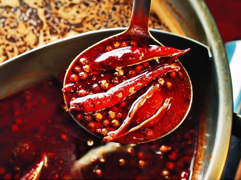 白金高輪『火鍋 三田』の３色火鍋のスープ