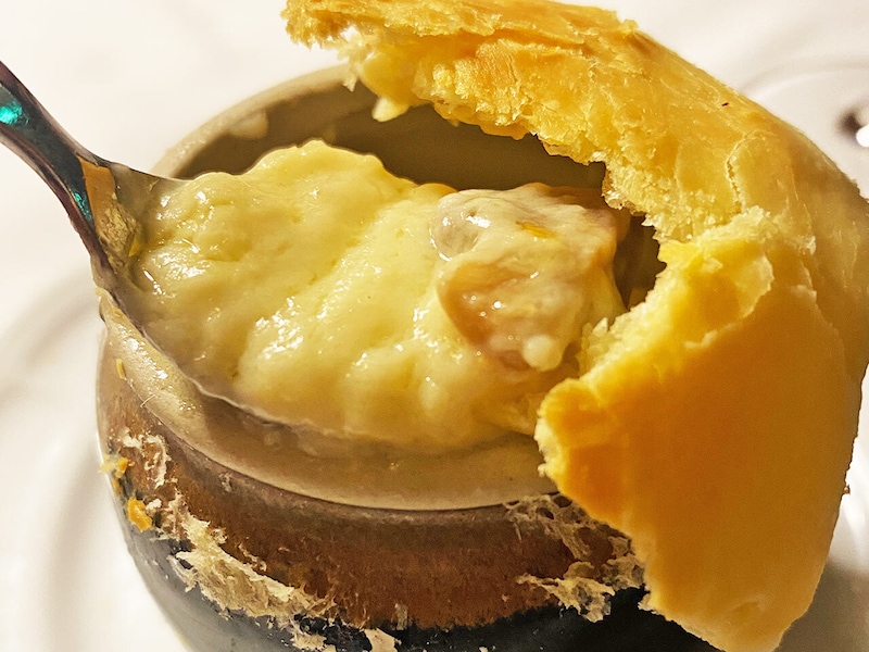 新宿『スンガリー 新宿東口本店』の「マッシュルームのつぼ焼きクリーム煮」