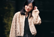 “ファー”を脱いだら、ヘルシーな肌見せ！山下美月の大人な冬コーデが焼肉デートの“熱”に効く