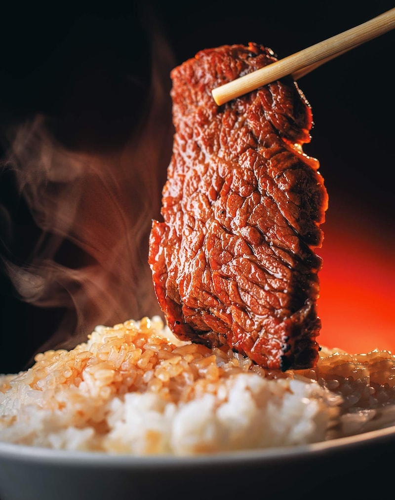 新御茶ノ水『焼肉ホルモン アポロン 神田駿河台』の白米に肉をバウンドさせている様子