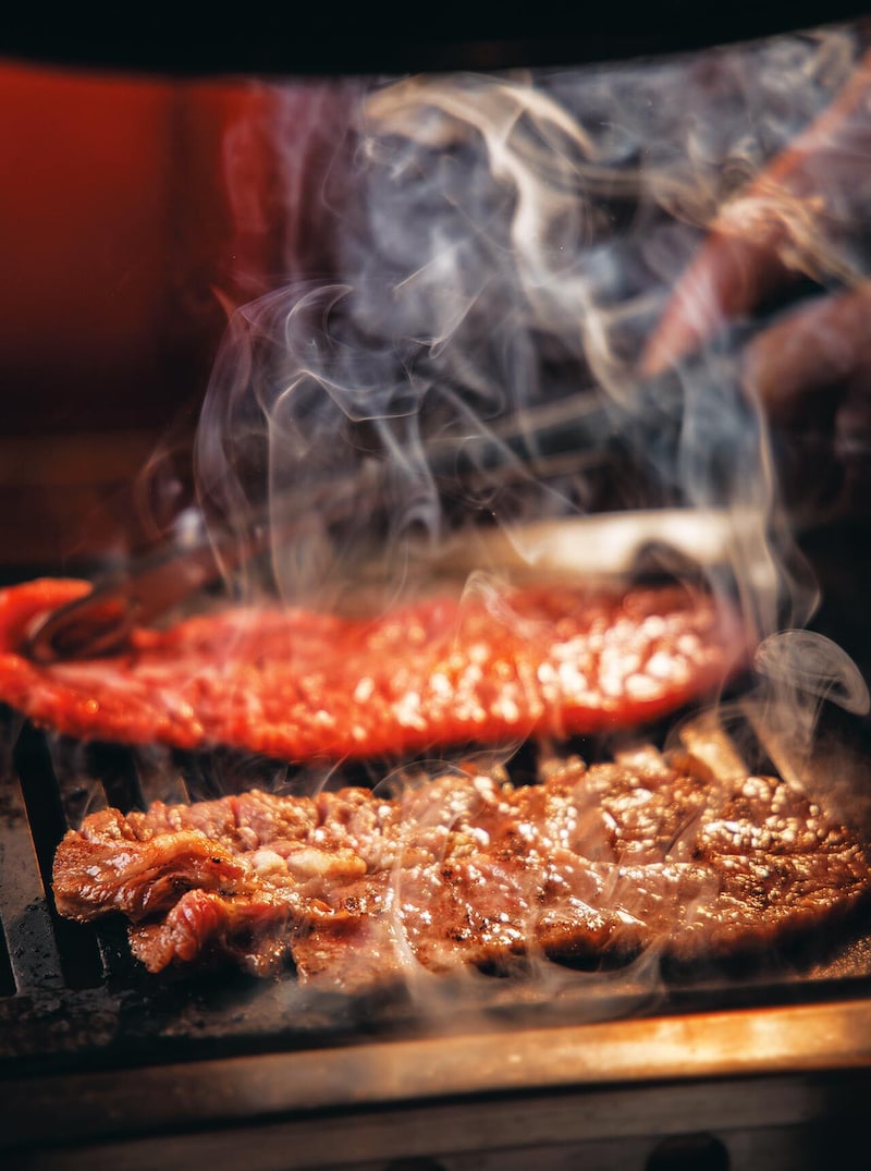 新御茶ノ水『焼肉ホルモン アポロン 神田駿河台』の肉を焼いている様子