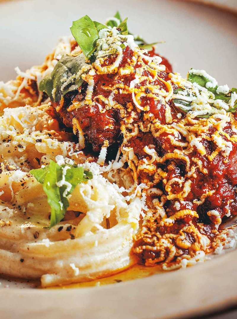 広尾『Melograno』の「北海道・様似町 ジビーフのミートボールとブッラータチーズのトマトソースのパスタ」