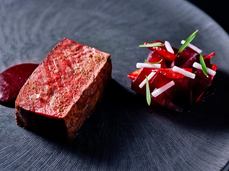 白金台『81』の千葉・鴨川で捕れた鹿にさまざまな技法を凝らしビーツ、焼きミカン、ハスカップなどの香りを添えて