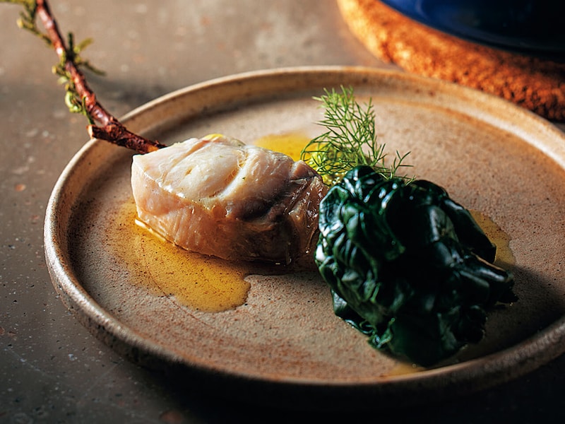 水天宮前『Il Povero Diavolo』のヒバの枝を挿した鮮魚をヒバの葉、ほうれん草と共に蒸した一品