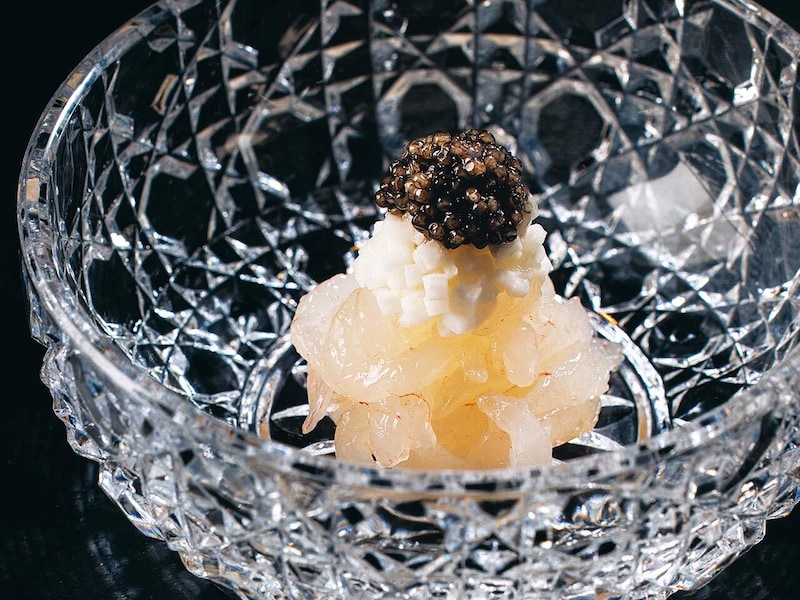 広尾『日本料理 お寅』の「白海老の昆布締め キャビア添え」