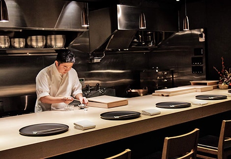 デートに最適な西麻布の新店3軒。プライベート感満載の空間が、2人の距離を一気に縮める