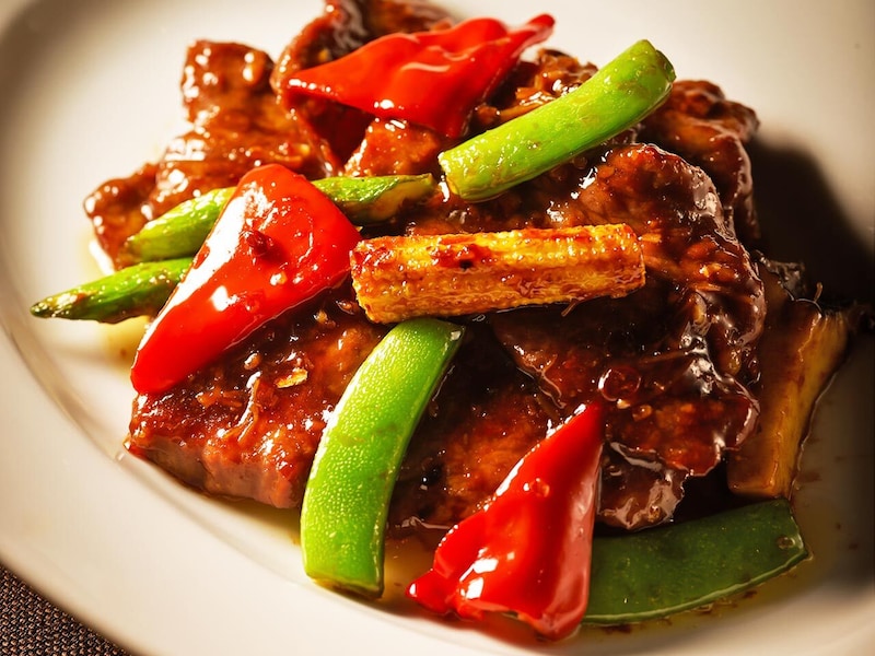 五反田『彬龍華66』の「黒毛和牛内モモ炒め XO醤」