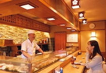 華麗なる一族に育つ本物の麻布令嬢・團遥香。彼女の生き方や麻布十番の歩き方とは