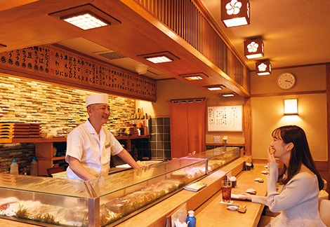 華麗なる一族に育つ本物の麻布令嬢・團遥香。彼女の生き方や麻布十番の歩き方とは