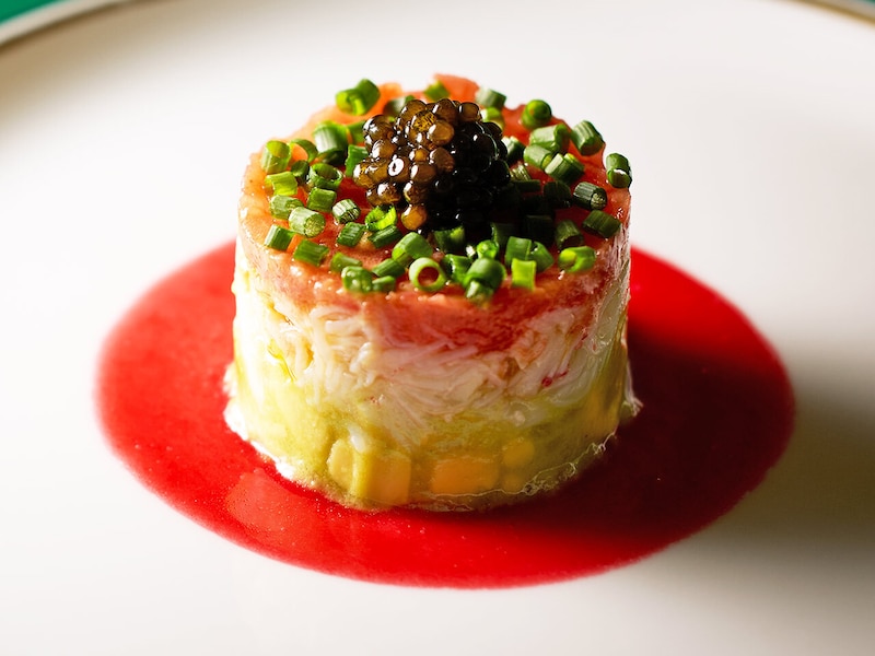 六本木『アルポルト』の「蟹とアボカドのセルクル仕立てラズベリーソース」