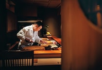 開業23年目で二ツ星獲得。『西麻布 鮨 真』の進化する美学と確かな技術とは