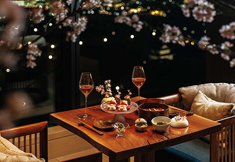 わずか10日間の夜桜体験も。地上20階テラスのフリーフローで満たされる、至高の桜デート