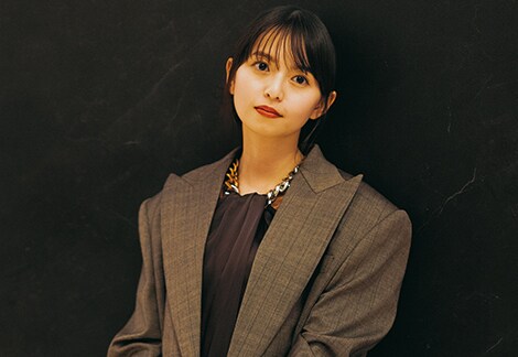 齋藤飛鳥「個室焼肉デート服」の最適解！メンズ風ジャケット×艶感ドレスで旬コーデ完成
