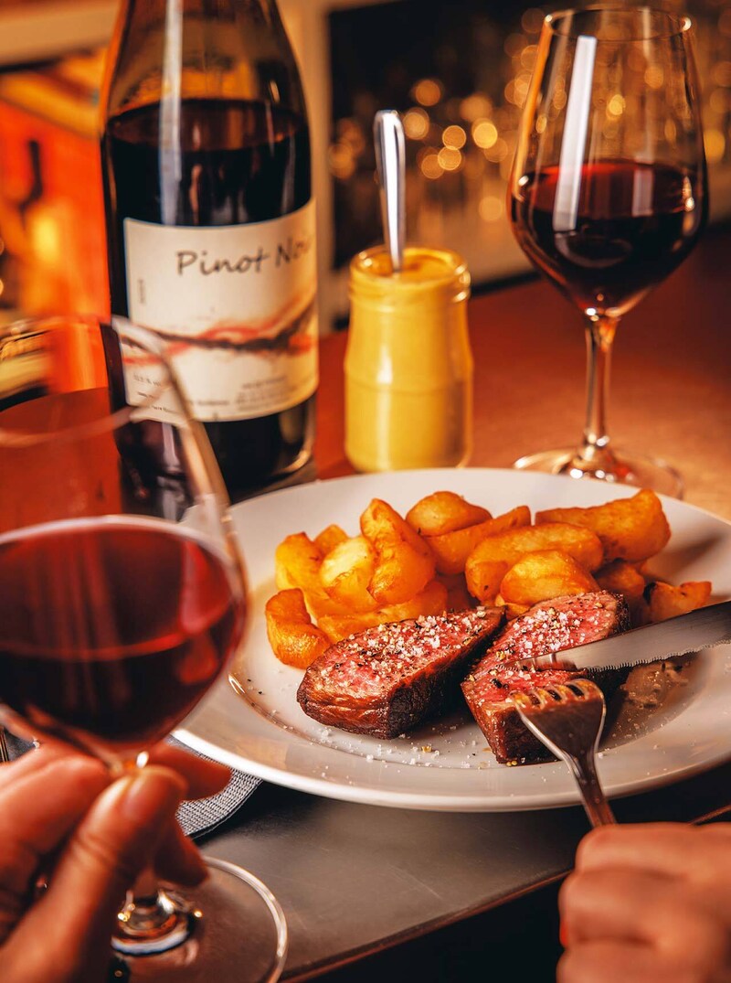 代々木八幡『TABAC』の「山形牛のステークフリット」とピノ・ノワール