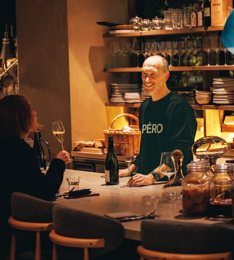 表参道『APÉRO AOYAMA Winebar & Table』の内観