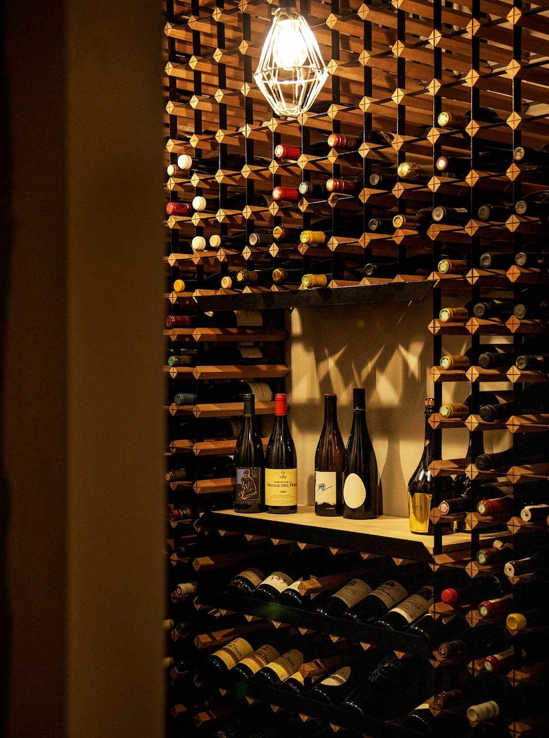 表参道『APÉRO AOYAMA Winebar & Table』のワインセラー