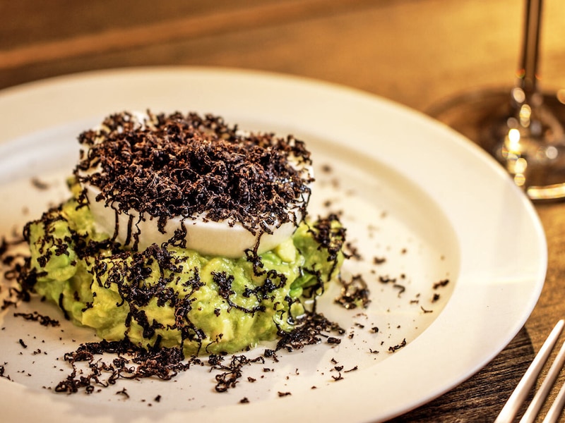 目黒『古澤亭』の「アボカドとブッラータチーズのトリュフがけ」