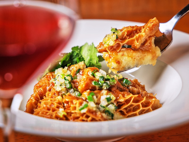 赤羽『ワイン＋つまみ Nomka』の「牛ハチノスのエスニックソース蒸し」