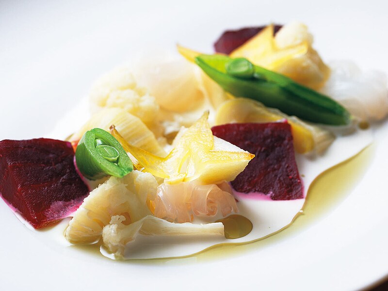 九段下『seto』の白いかとビーツ、スナップエンドウなどを使い彩りも鮮烈な一品