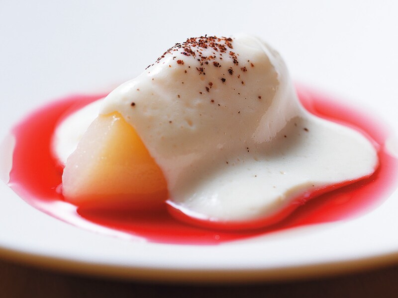 九段下『seto』のバラの芳香を纏わせた洋梨、発酵セロリ、ヒノキパウダーなどが香るひと皿