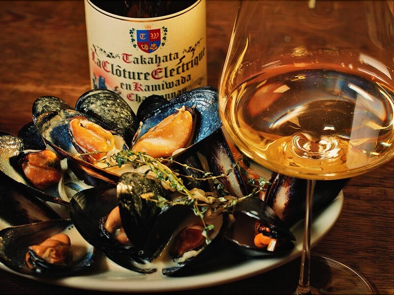 表参道『WINE LIVING Signature』の「大船渡産ムール貝のア・ラ・クレーム」、日本の高畠ワイナリーのシャルドネ