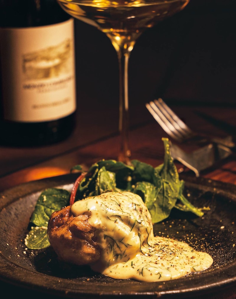 神楽坂『TROMBA』の「ラムとチーズのハンバーグフェンネルクリームソース」と「モンツィオ・コンパニョーニ」のシャルドネ