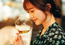 加藤史帆、ワインと語る28歳の現在地。グループ卒業で“武装”を脱ぎ、見つけた「飾らない自分」と食の喜び