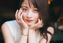 デートの鉄板「白ワンピ」は、素材とシルエットが決め手。橋本環奈が魅せる大人コーデ