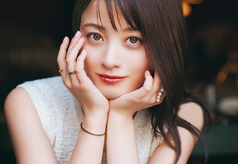 デートの鉄板「白ワンピ」は、素材とシルエットが決め手。橋本環奈が魅せる大人コーデ