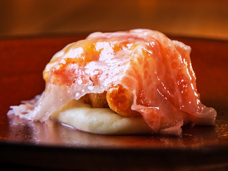 浅草『nacol』の「伝助穴子のベニエ、菊芋、ラルド（豚の背脂の生ハム）」