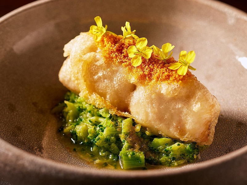 六本木『Minariva』の「鰆フリット ブロッコリー ペペロンチーノソース からすみ」